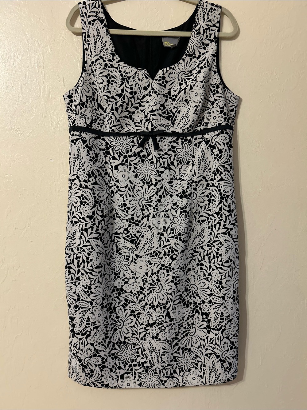 Sleeveless Black Dress with White Floral Lace Print,midi dress